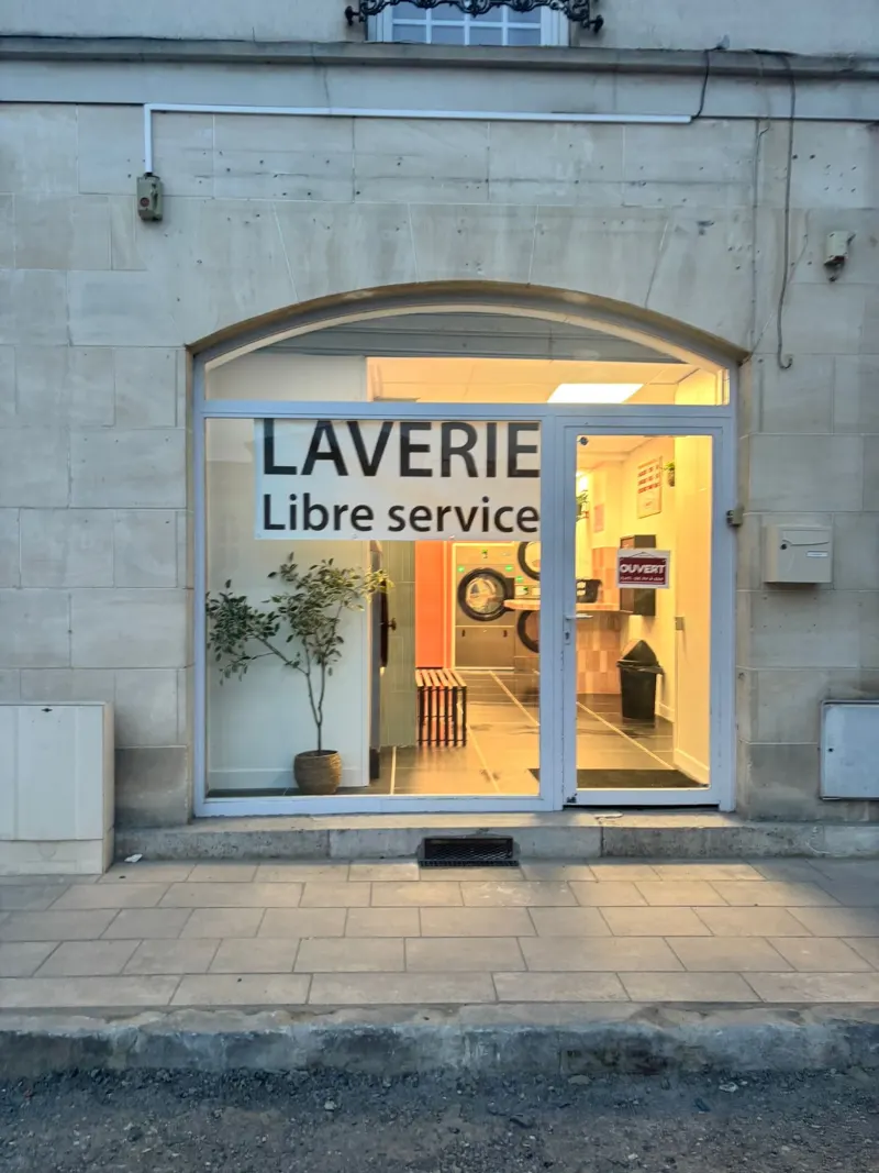 Vitrine « Laverie libre-service », 2 rue des Otages à Chantilly