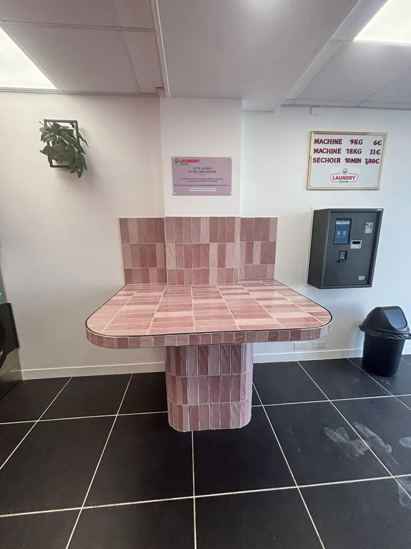 Comptoir de pliage en zellige rose