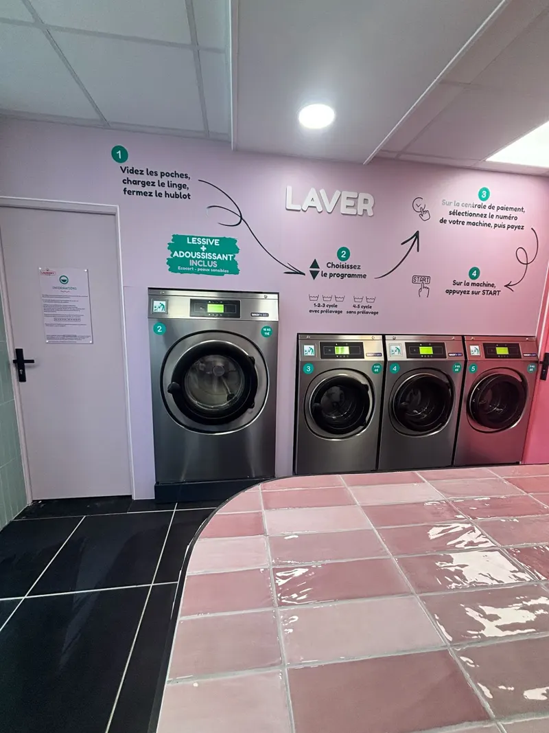 Mur « Laver » et rangée de laveuses