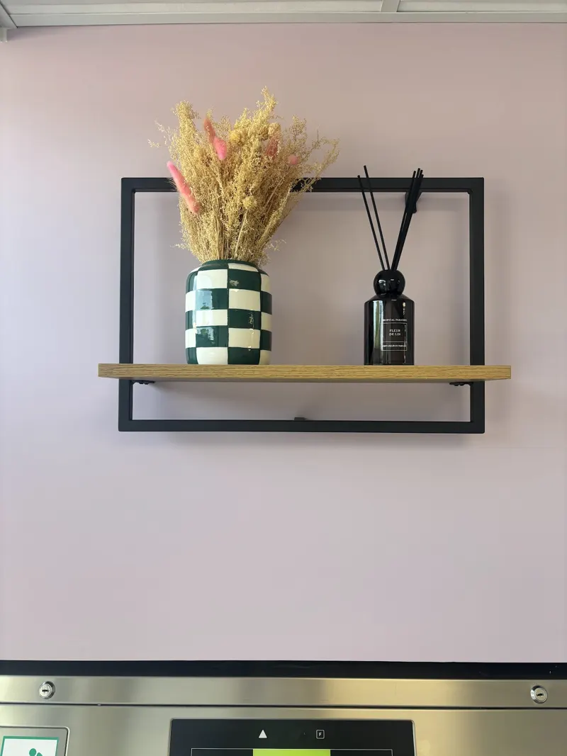 Détail déco : étagère et vase