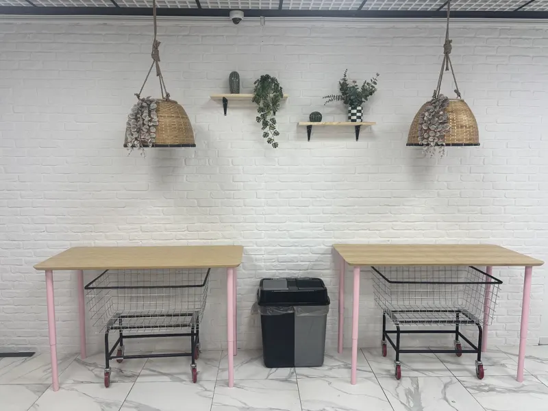 Tables de pliage contre le mur blanc