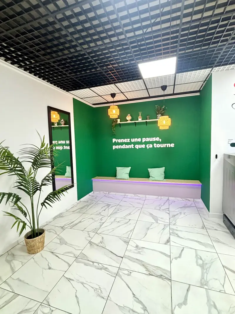 Coin détente vert avec banquette