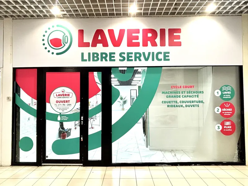 Vitrine de la laverie libre-service dans le centre commercial