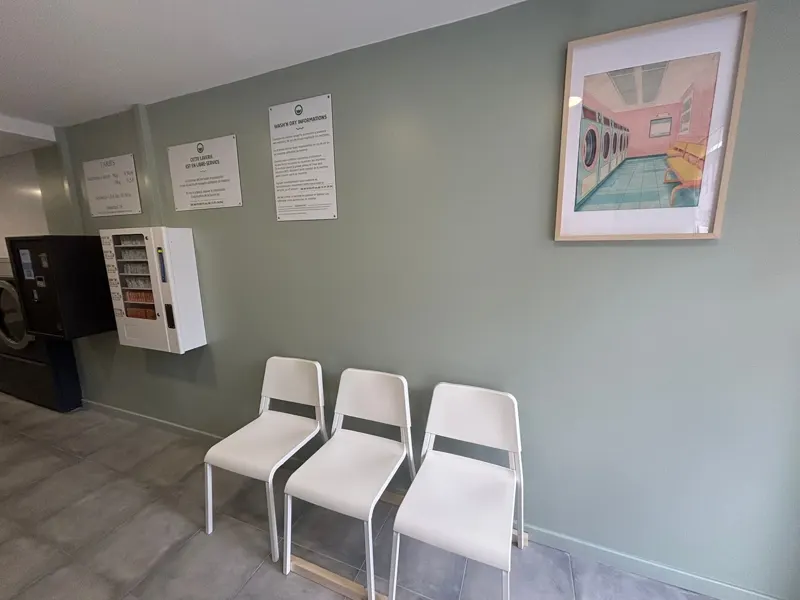 Chaises d’attente et affiche déco