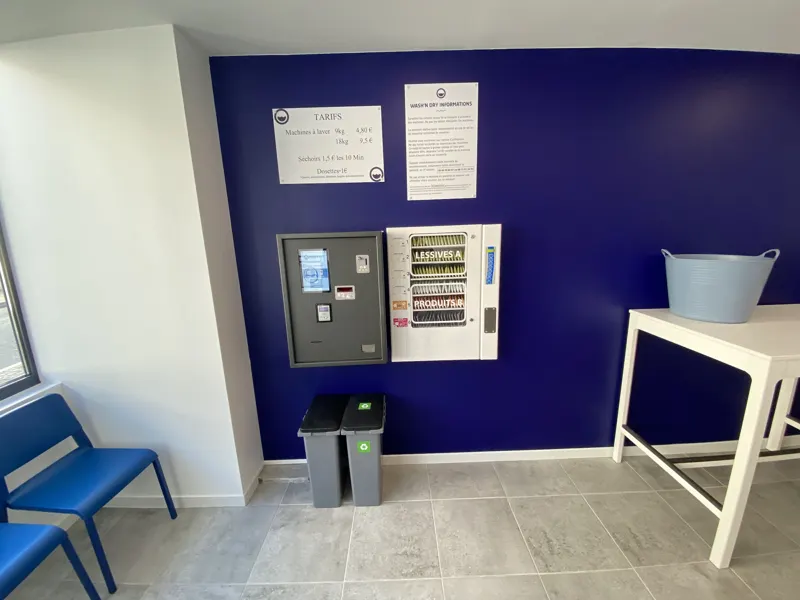 Borne de paiement, distributeur et table de pliage