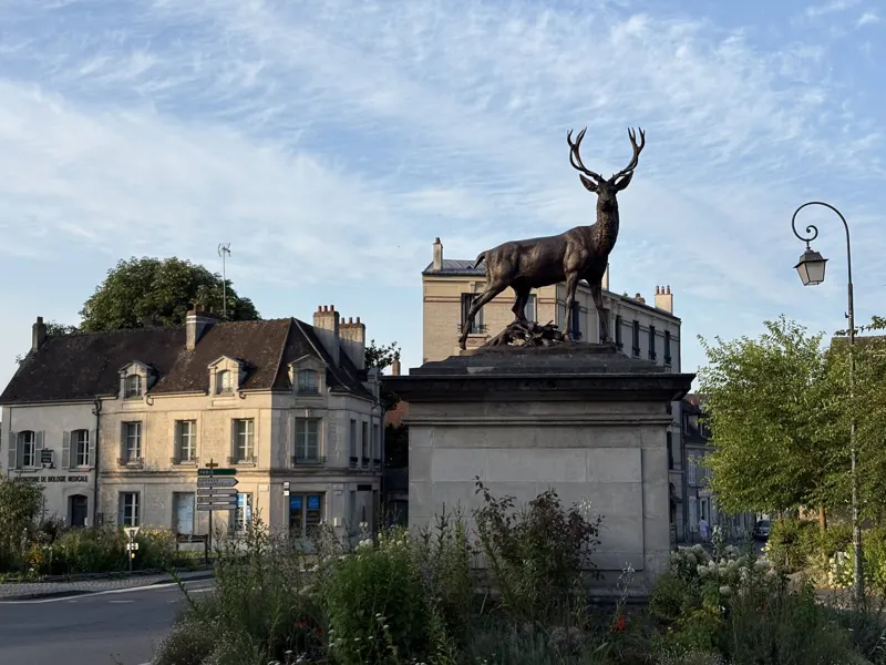 La statue du cerf, à deux pas de la laverie